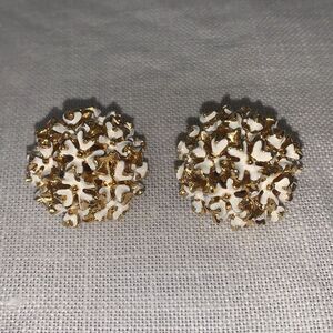 Vintage Un Marked Gold Tone White Enamel Floral Dome Clip on Earrings